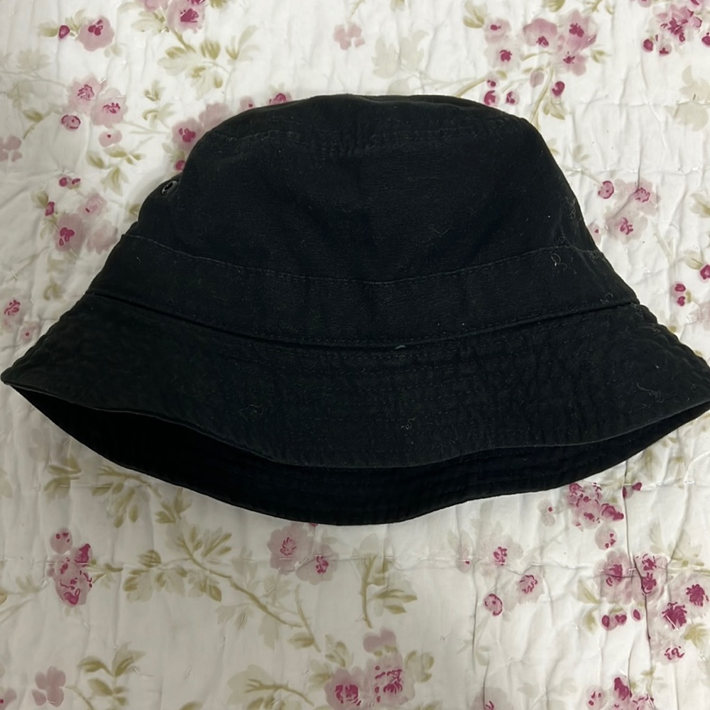 Black bucket hat